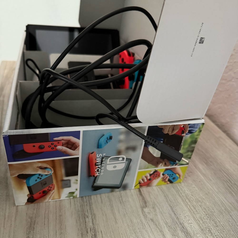 Nintendo Switch w/ Original Box & items Red and Blue Joy-Cons+Case and Two Games - Picture 4 of 16